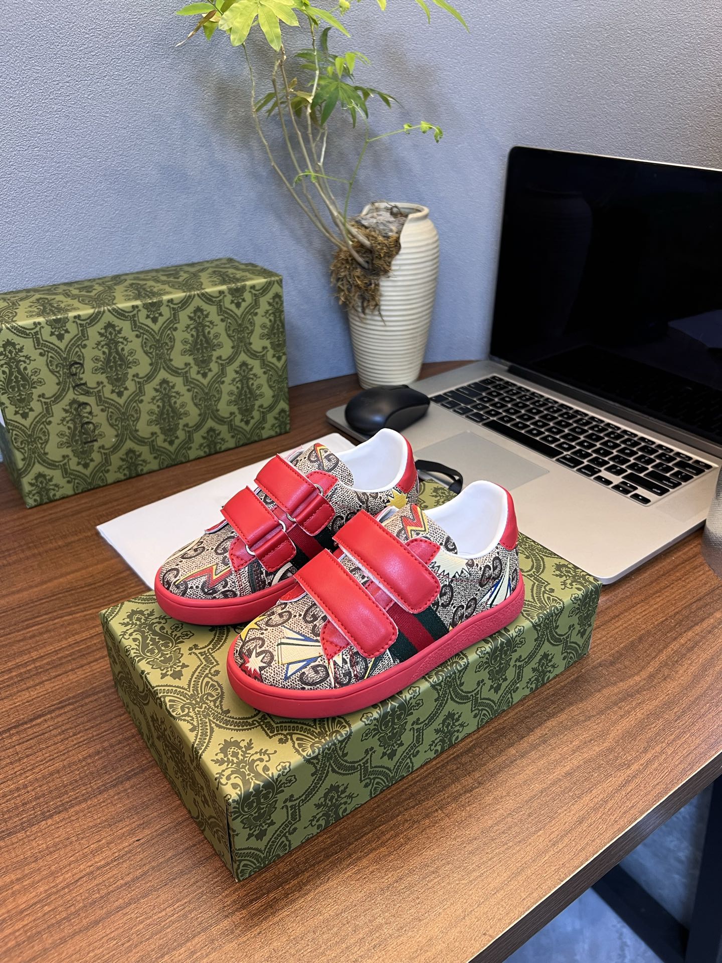 Children's shoes child